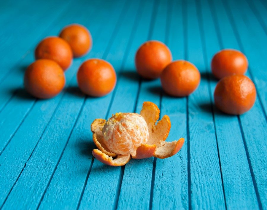 A vitamini de cildin su tutma kapasitesini artırarak nemli kalmasını sağlıyor. Havuç, ıspanak, biber, brokoli, lahana, koyu yeşil yapraklı sebzeler, mandalina, portakal ile kayısı A vitamininden zengin besinlerden. Yumurta, süt, tereyağı, karaciğer ve peynir de bolca A vitamini içeren hayvansal kaynaklardan. Örneğin günde yarım kase ıspanak içerdiği yaklaşık 1400 mikrogram A vitamini ile günlük ihtiyacınızı karşılayabiliyor.
