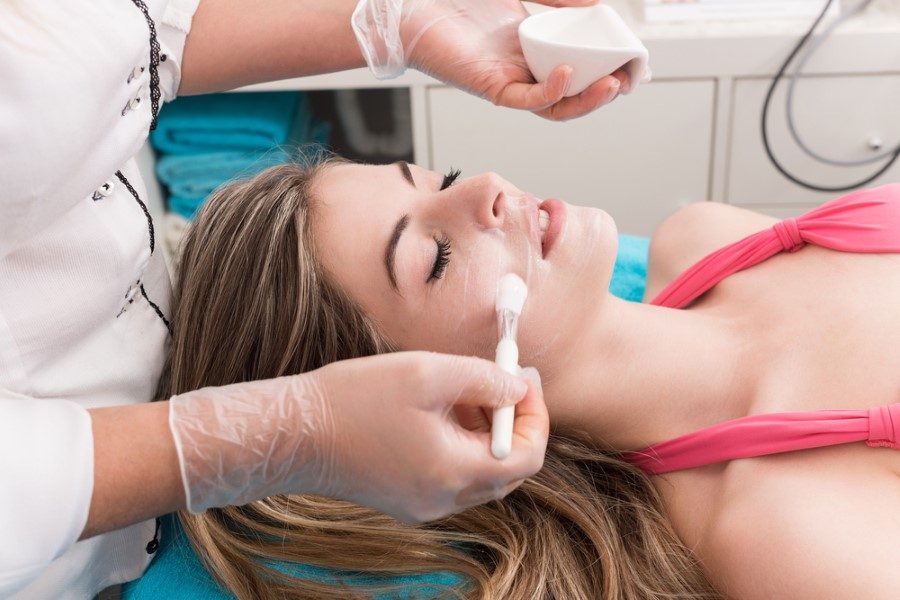 Bunun yanı sıra klinik ortamda, bir uzman doktor yardımıyla genellikle meyve asitleri ile ve ayda 1 kez olmak üzere yapılan ''kimyasal peeling'' işlemi ile daha da güzel sonuçlar elde edebilirsiniz.