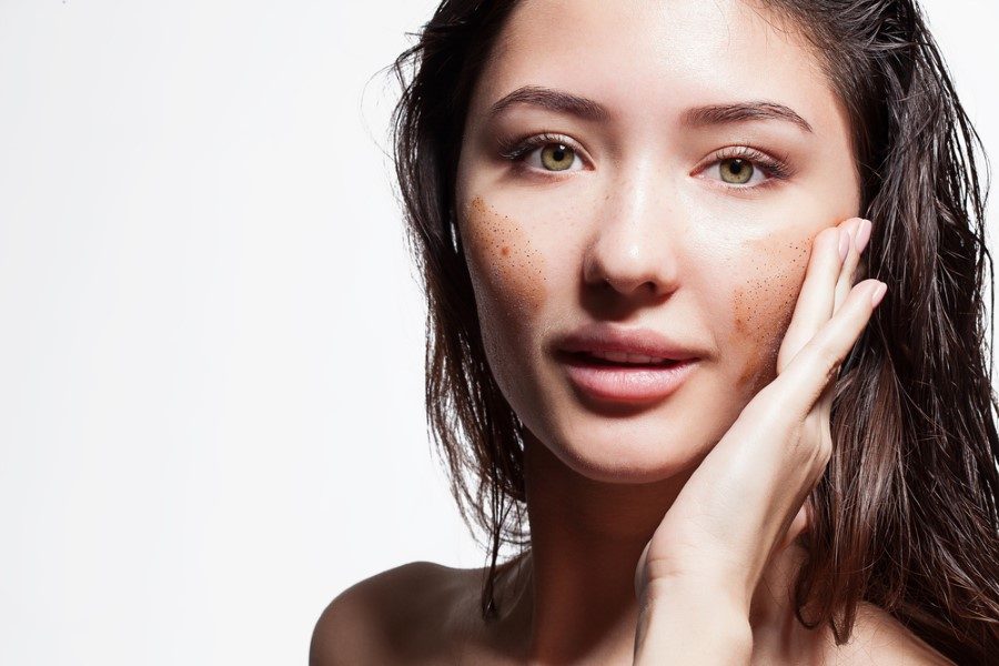 7.Evde ya da klinikte peeling</br>Kış mevsiminde uygulanacak peeling işlemleri ile cildin ölü hücrelerden arınması, dokuların yenilenerek canlı, ışıltılı ve daha parlak bir görünüme kavuşması sağlanabiliyor. Evde kendi hazırladığınız veya cildinize uygun olarak satın aldığınız peeling ürünlerini haftada 1-2 kez cildinizi tahriş etmeden kullanabilirsiniz.