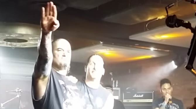 Pantera’nın solisti sahnede Nazi selamı verdi