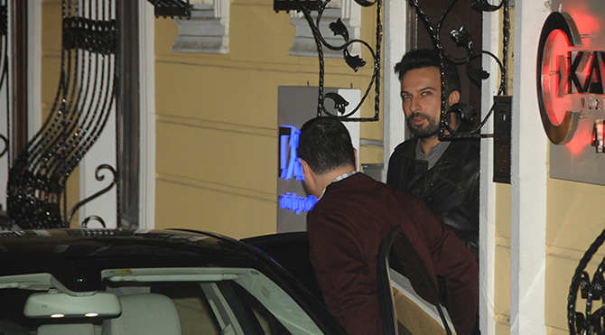 Tarkan kendisini bekleyen gazeteci ordusuna öpücük gönderdi