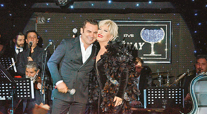 Yanak yanağa şarkı söylediler