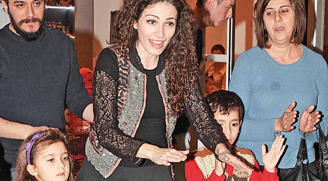 Çocuklarla şarkı söyleyip dans etti