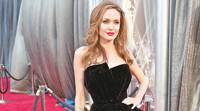 Angelina yeni dövme yaptırdı