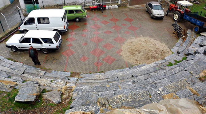 Antik tiyatroyu otopark yaptılar