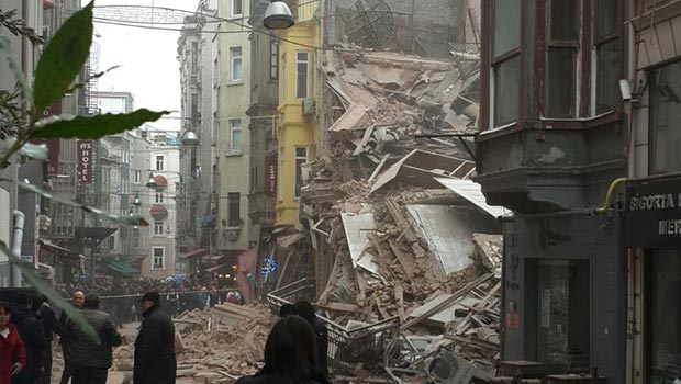 Beyoğlu’nda bina çöktü