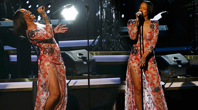 Dekolte Rihanna’dan sorulur