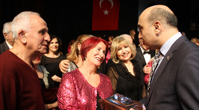 1 Yastıkta 40 yılı devirdiler valsleriyle büyüdüler