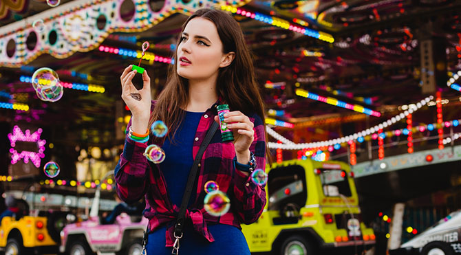 lunapark-aslan Bugün çocuklarınızla eğlenebilir, siz de çocuksu yönlerinizi ortaya koyabilirsiniz, sinema, tiyatro, sergiler, galeriler, şovlar, oyun parkları, lunaparklar, müzeler ziyaret edilebilir, kostüm partileri, doğum günleri organize edebilirsiniz.