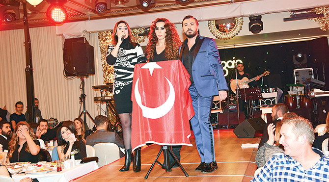 Eğlence dünyasından teröre bayraklı tepki