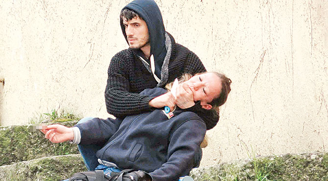 Kadına şiddette bıçak boğaza dayandı
