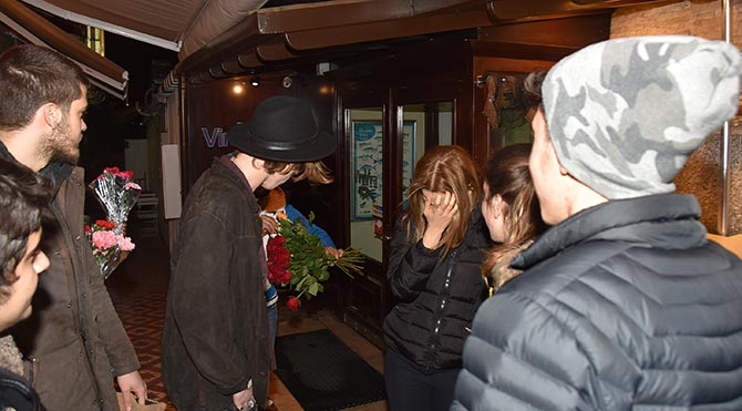 Leyla Tanlar’ı gören bazı  hayranları "Cansu, baban Cihan Gürpınar (Erkan Petekkaya) geliyor" diye seslendi. 