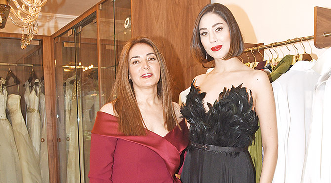 Ayşe Özdemir Ece Gürsel, çok beğendiği kıyafetleri giyerek gönüllü modellik yaptı.