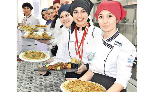 Liseli aşçılar madalyaları topladı