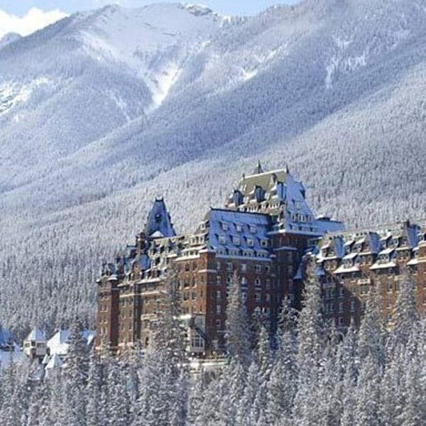 Banff Springs Hotel – Alberta<br /><br /> Kanada 1975’te “burayı lanetleyeceğim” dedikten sonra ölen bir bellboyun (valiz taşıyıcısı), dediğini yaptığına inanılıyor. Konaklayan misafirler, odalarına döndüklerinde valizlerinin düştüğü ve ana balo solununda geceleri bir gelinin dans ettiğini gördüklerini iletiyor.