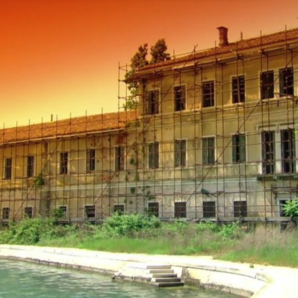 Poveglia Adası – Venice<br /><br /> İtalya 1800’lü yıllarda vebalılara ev sahipliği yapan bir ada. Bu adanın vebalıları tedavi etmek için değil, daha çok sürgün etmek için kullanıldığını da belirtelim. Buradaki ölümlere dayanamayan bazı doktorların adada bulunan kuleden atlayıp burayı lanetlediğine inanılıyor.