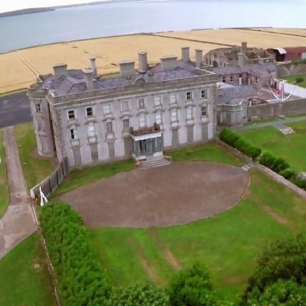 Loftus Hall – Wexford<br /><br /> İrlanda Önceden bir malike olarak kullanılan ve sonrasında otele çevrilen Loftus Hall, bölgede yaşayan yerliler tarafından “Şeytanın uyuduğu yer” olarak nitelendiriliyor.