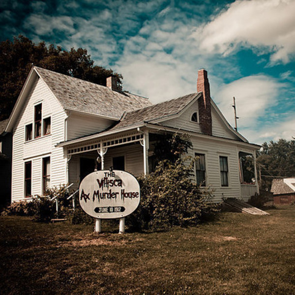 Villisca Axe Cinayet Evi – Villisca<br /><br /> Iowa, ABD Bu evde 1962 yılında 6 çocuk ve 2 yetişkinin ölü bedenleri yataklarında bulunmuş. Bu cinayetleri kimin işlediği hala gizemini korurken, bölgede yaşayanlar evden bazı gecelerde çığlık ve ağlayan çocuk sesleri duyduklarını iletiyor.