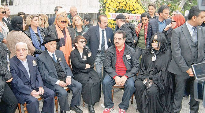 Sanatçı dostları yalnız bırakmadı