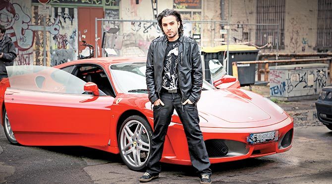 Bu sefer Ferrari parçaladı