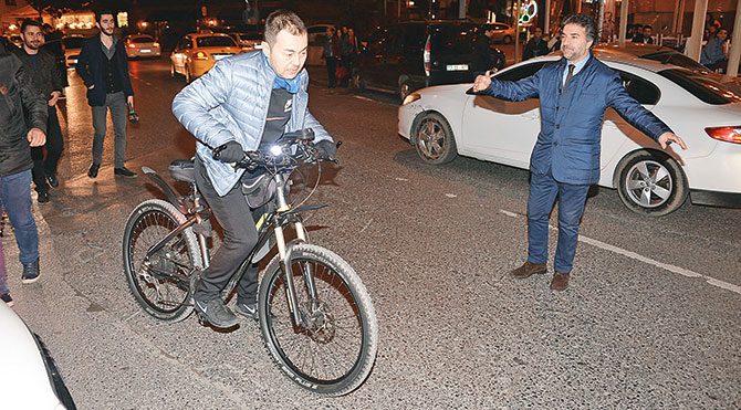 Millet Ferrari’ye biner bense bisiklete