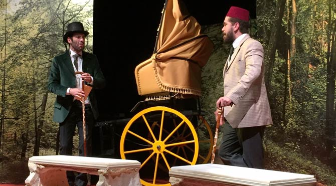 Araba Sevdası tiyatro sahnesinde
