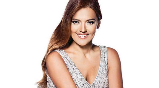 Demet Akalın komşusunun tek taş hediyesine sevindi