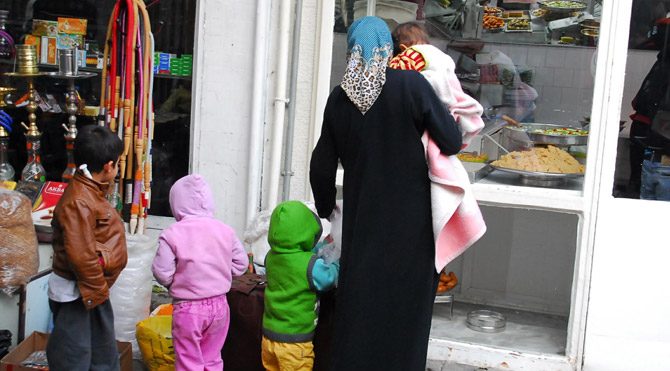 Mülteci kadın ve çocuklarının tatlılara acı bakışı