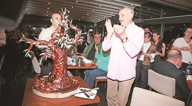Yeni yaşını öğrencileri ve dostlarıyla kutladı
