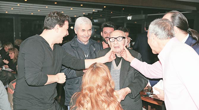 16 Aydın Boysan'ın yanaklarındaki ruj izlerini dostları kahkahalar eşliğinde sildi.