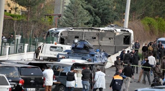 Diyarbakır’da otogar mevkiinde zırhlı polis aracının geçişi sırasında patlama meydana geldi.