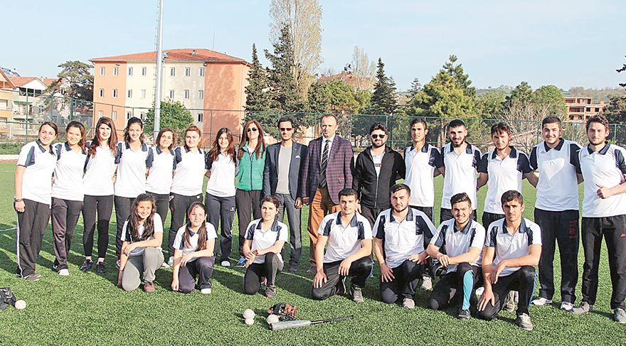 Alaçam Gençlik Hizmetleri Spor Kulübü beyzbol ve softbol takımları antrenmanları birlikte yapıyor.