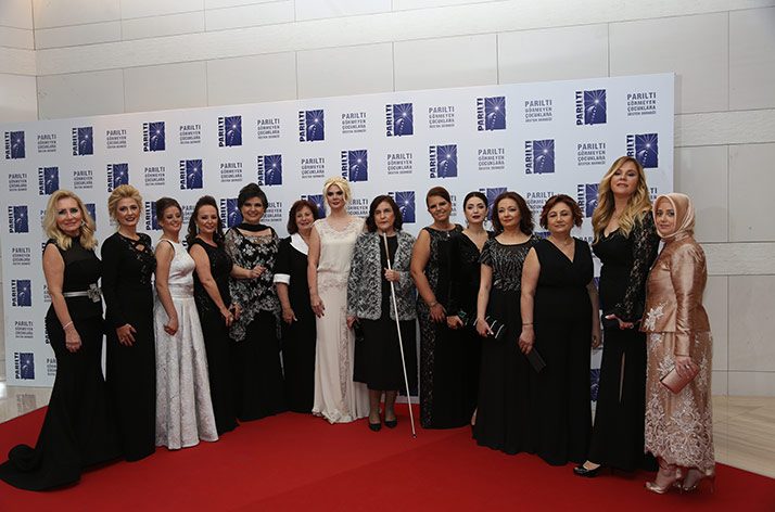 Görmeyen çocuklara ‘Parıltı’ oluyorlar