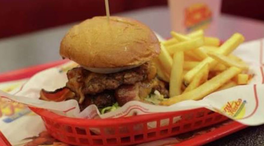 Ev yapımı burgerler Johnny Rockets’te