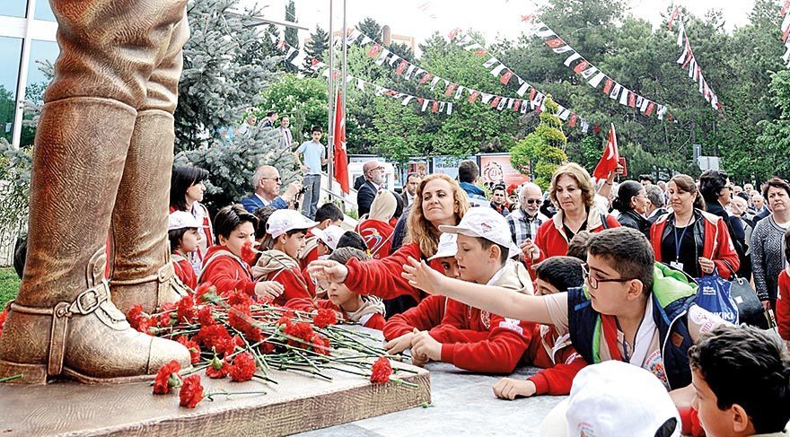 Atatürk Anıtı’nı çocuklar açtı