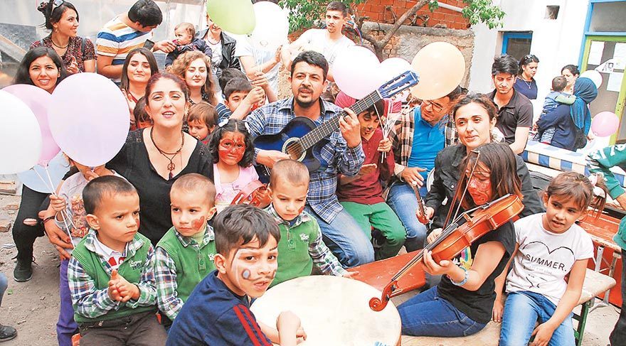 Barış şarkıları söylediler