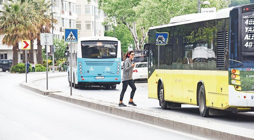 Kulaklık yüzünden eziliyordu