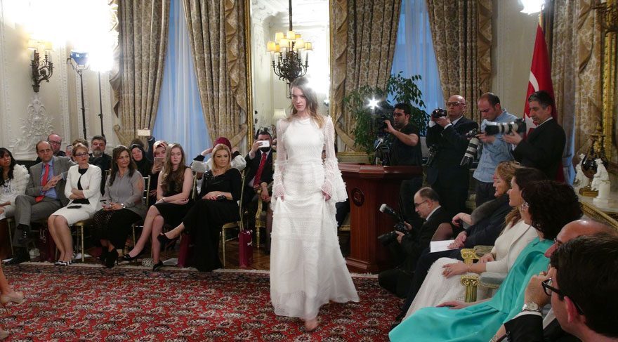 Zeynep Kartal Suriyeli çocuklar için Londra’da defile düzenledi