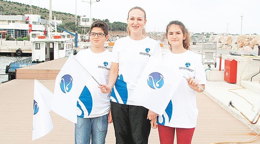 Seda Kansuk, Çeşme Limanı'na eşi ve çocuklarıyla birlikte geldi. Aksel ve Azra annelerini öperek ona başarı dilediler.