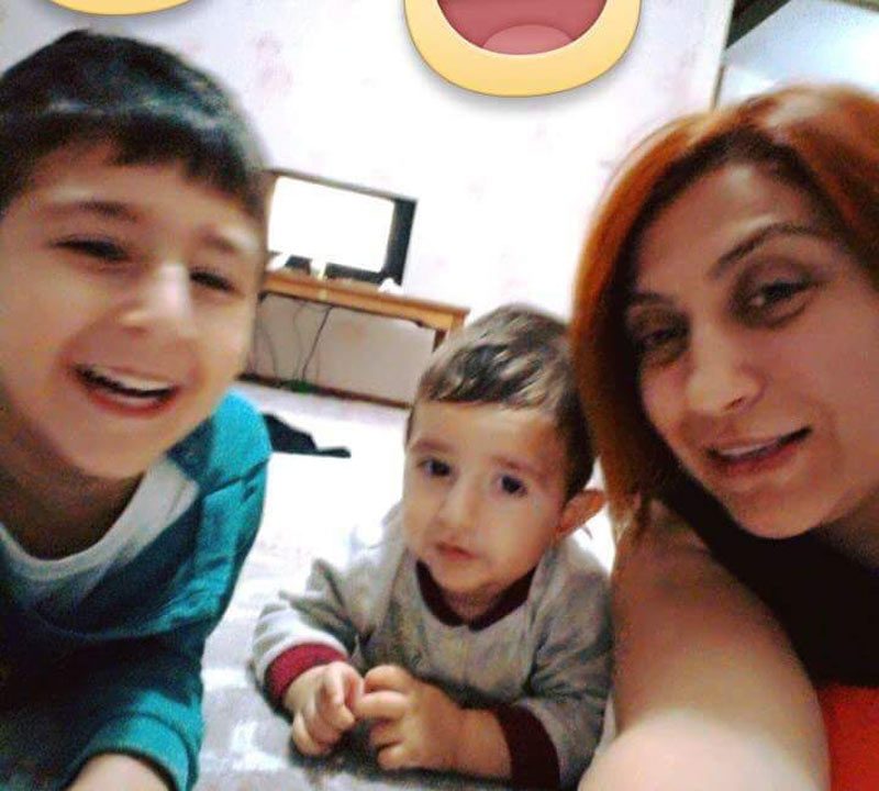 FOTO:DHA - 37 yaşındaki müzik öğretmeni Yeşim Çepik hayatını kaybederken; otomobili kullanan eşi, biri 3 yaşında diğeri ise 10 aylık olan 2 oğlu ve kız kardeşi yaralandı.