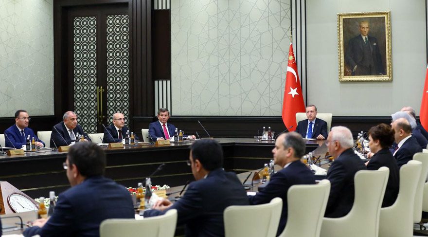 FOTO:DHA - Başbakan Davutoğlu'nun 'gergin' hali dikkat çekti.