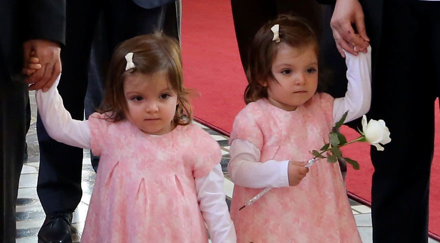 Mehmet Şimşek'i tanıyanlar bir yana, tanımayanlar da, sevimli ikizleri Azra Esma ve Sare Nur'a yoğun ilgi gösteriyorlar. 
