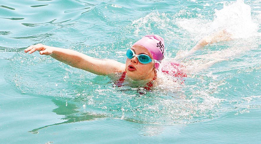 Özel sporcular denize açıldı