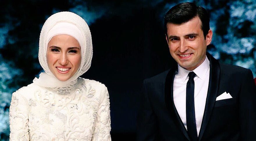 Ebru-Reza çiftine komşu olacaklar Sümeyye Erdoğan Bayraktar ve Selçuk Bayraktar'ın oturacağı köşk, 17 Aralık rüşvet ve yolsuzluk soruşturmasının kilit ismi ve hali hazırda ABD'de tutuklu bulunan Reza Zarrab'ın tartışılan 2 köşküne 50 metre mesafede yer alıyor. Şarkıcı Ebru Gündeş ile evli olan Zarrab Kandilli sırtlarında Boğaz manzaralı toplam bin metrekare olan köşkleri 25 milyon dolara satın almıştı. 4 dönümlük arazi içindeki köşkler kaçak inşaat nedeniyle mühürlenmişti. 