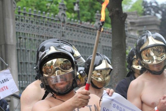 İspanya'nın Oviedo kentindeki itfaiyeciler, çalışma koşullarındaki kötülüğü protesto için üzerlerindeki giysilerini çıkarıp, iç çamaşırlarıyla bindikleri bisikletlerle kenti dolaştı ve halktan destek istedi.