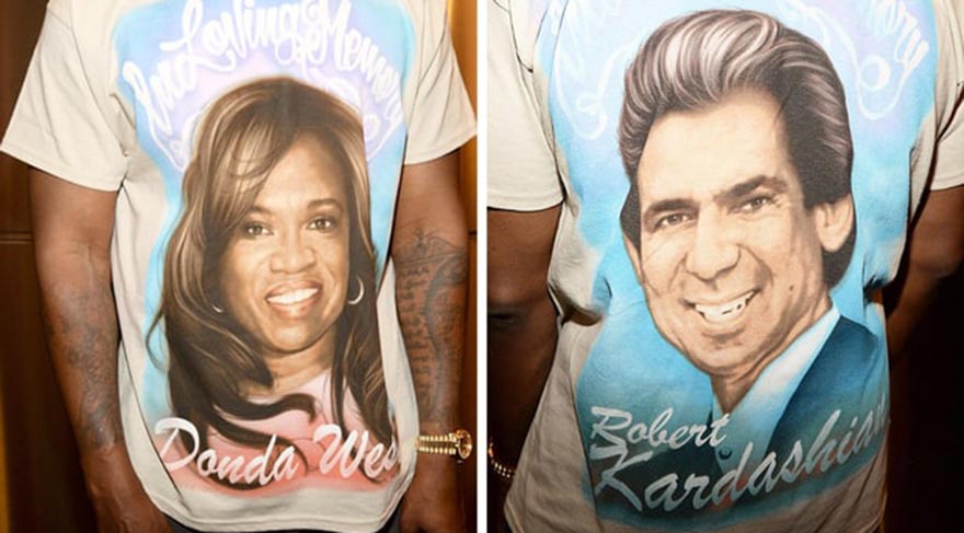 Kanye West ve baldızı Kylie Jenner aynı t-shirt'ü giyiyor; biri ölen annesinin, diğeri babasının anısına.