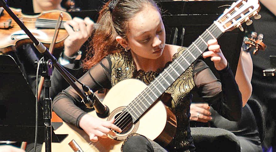 12 yaşında gitar virtüözü