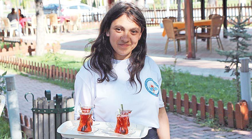 Çay bahçesinin engelsiz çalışanları