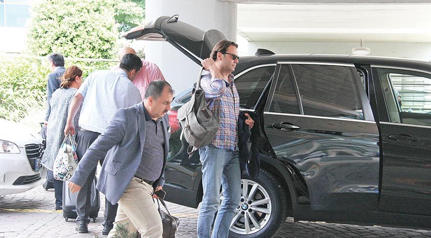 Antalya'ya giden Mermerci ve eşi Cem Aydın, Kemer'de güzel bir tatile başladılar.