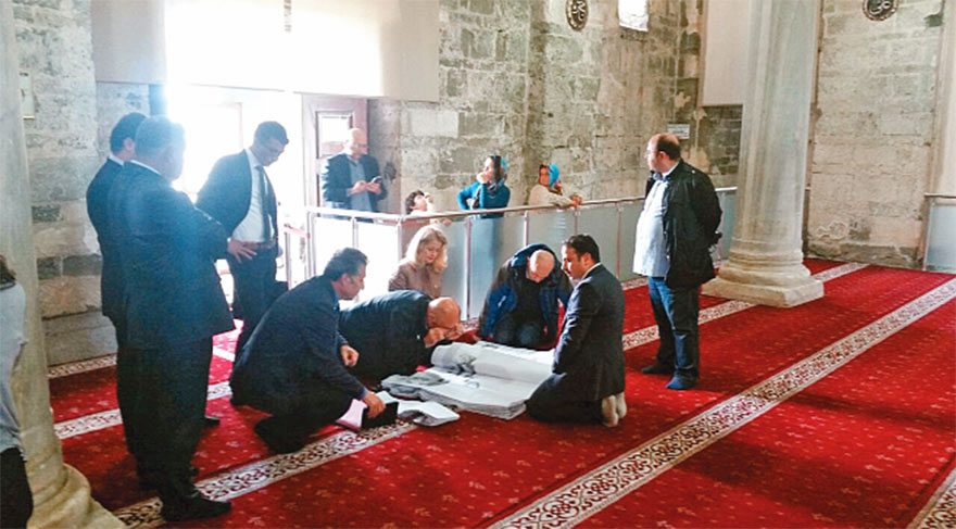 BİLİRKİŞİ, CAMİDEKİ ÇALIŞMAYI YERİNDE İNCELEDİ Mimarlar Odası Trabzon Şubesi, caminin rölöve projesinin iptali için Kültür Bakanlığı'na karşı dava açtı. 4 Mayıs'ta bilirkişi heyeti camide keşif yaptı. Proje, tarihi gerçeklere uygun mu değil mi diye inceledi.